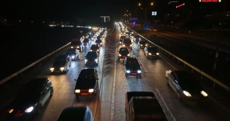 Ara tatil dönüşü trafik yoğunluğu