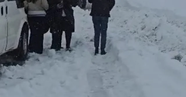 Hakkari de kar ve tipiye yakalanan 2 minibüsteki 20 kişi kurtarıldı Hakkari Haberleri