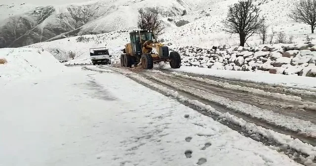 Siirt te kar nedeniyle yolda mahsur kalan araçlar kurtarıldı Siirt Haberleri