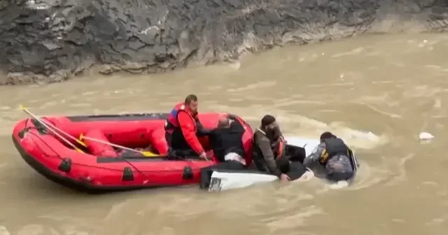 Zap Suyu na düşen pikaptaki 4 yaralı bot yardımıyla kurtarıldı VİDEO İZLE