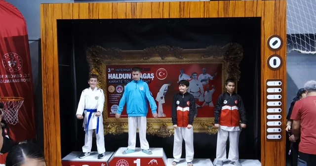 Alaşehirli karateciler Denizli den madalyalarla döndü Manisa Haberleri