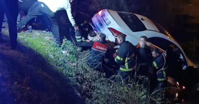 Şarampole uçan otomobilden çıkmak istemedi, ekiplere zor anlar yaşattı Çanakkale de otomobil şarampole uçtu, 2 kişi yaralandı Çanakkale Haberleri