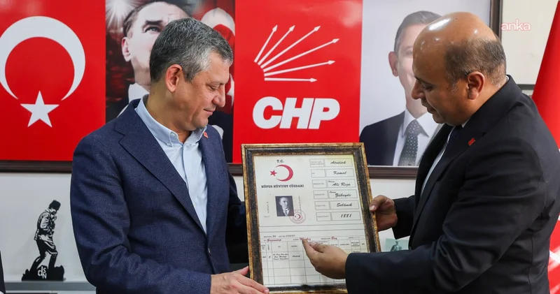 CHP lideri Özel, partisinin Gaziantep İl Başkanlığı nda: Atatürk ün nüfus cüzdanı örneğinin çerçeveletilmiş bir örneği hediye edildi