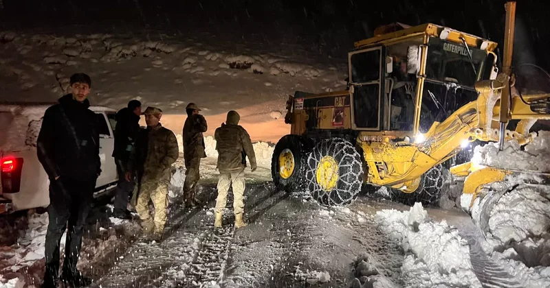 Kar ve tipi nedeniyle mahsur kalan 7 araç ve içindeki 30 kişi kurtarıldı