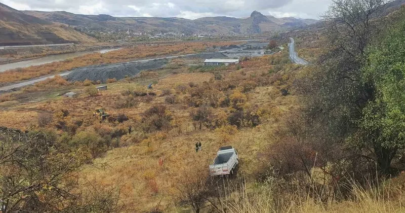 Elazığ’da kamyonet şarampole uçtu