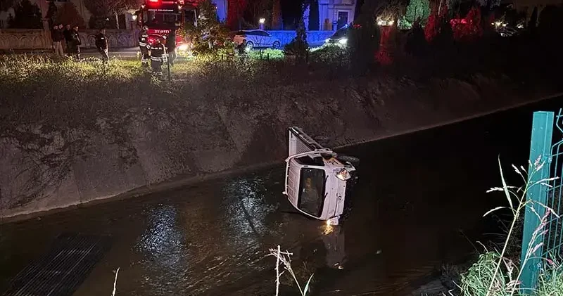 Sulama kanalına devrilen kamyonetin alkollü sürücüsü yaralandı