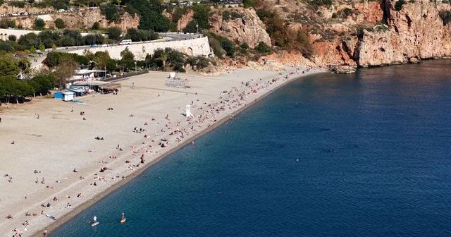 Ara tatilin son gününde, sahilde yazı aratmayan yoğunluk Antalya Haberleri