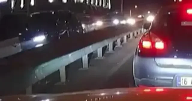 Önündeki araçları fark etmeyen sürücü en arkadaki otomobilin üzerine böyle çıktı VİDEO İZLE