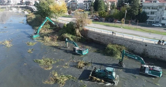 Yeşilırmak Nehri nde 6 iş makinesiyle temizlik çalışması Amasya Haberleri