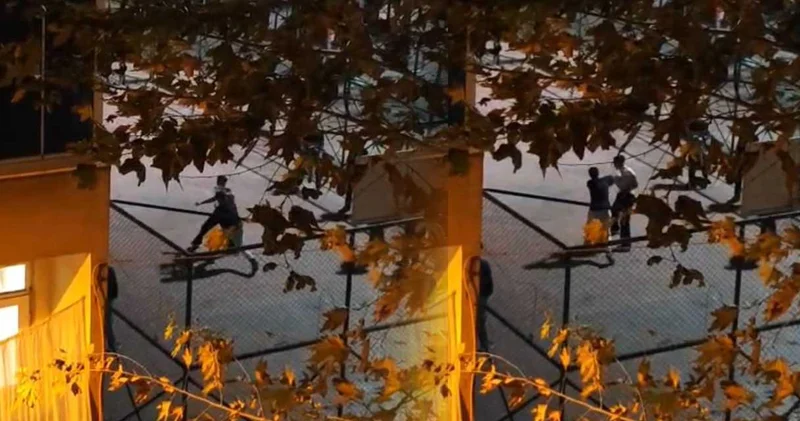 Arkadaşları yumruklarla birbirine girdi! Ayırmak yerine tezahürat yaptılar