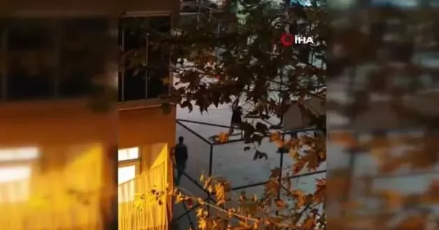 Sultangazi de gençler parkta birbirlerine acımasızca saldırdı