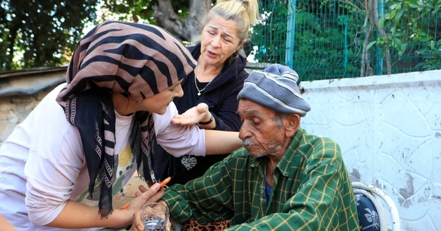 Evde çıkan yangında yaşlı çiftin yardımına komşuları koştu Evde dün yapılan ilaçlamanın ardından temizlik yapan kadın kanepenin altını çatmakla kontrol etmek isteyince yangın çıktı Antalya Haberleri