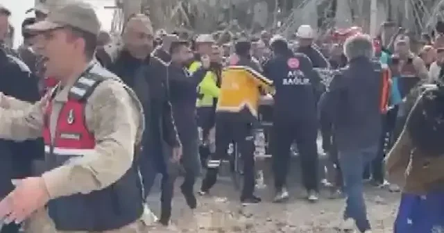 Beton dökümü yapılan iş yerinde göçük: Ölü ve yaralılar var VİDEO İZLE