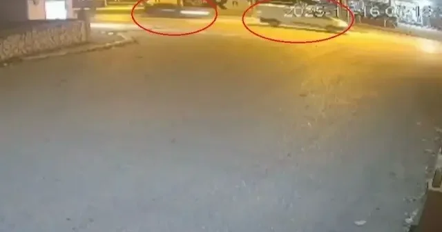 Otomobilin minibüse çarptığı kaza kamerada VİDEO İZLE