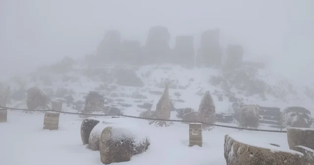 Nemrut Dağı nda heykeller beyaz örtüyle kaplandı Adıyaman Haberleri