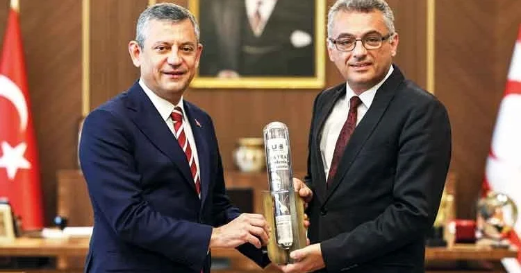 Özel’den Erhürman’a ‘zaman kapsülü’ hediyesi