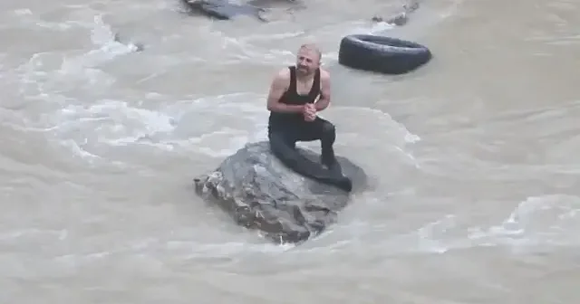 Kayadan kurtulmak isteyen kamyonet Zap Suyu’na yuvarlandı: Dondurucu soğukta yapılan kurtarma operasyonu kameraya yansıdı VİDEO İZLE