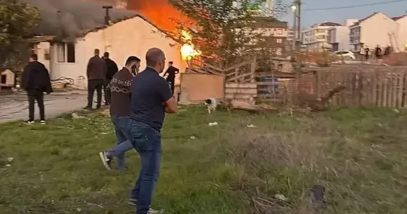 Arnavutköy’de çıkan gecekondu yangını ekiplerin müdahalesiyle söndürüldü Gündem Haberleri