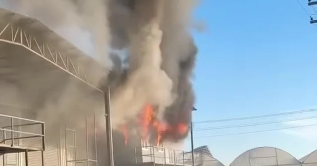 Sandalye üretim atölyesi alev alev yandı Yangının kendi iş yerlerine sıçradığı düşüncesi panik yaşattı Antalya Haberleri