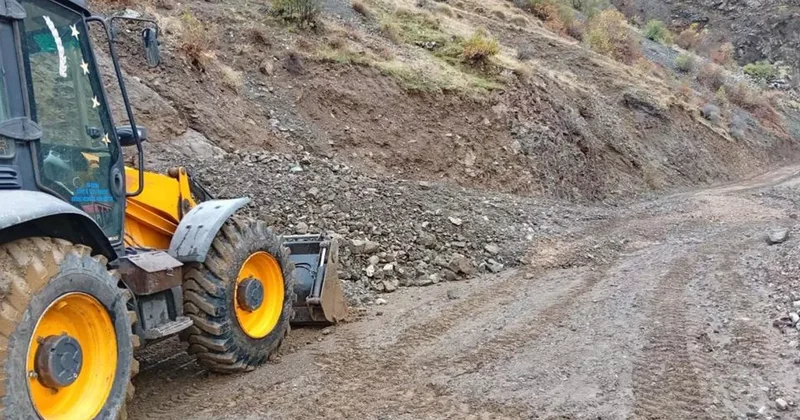 Siirt te heyelan meydana geldi! Yol kapandı