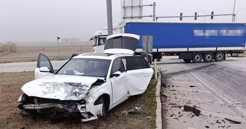 Çorum da iki otomobilin çarpıştığı feci kaza! 5 kişi yaralandı