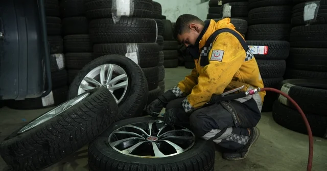 Muş ta köpeklerin saldırdığı tavuk oto lastikçiye sığındı Muş Haberleri