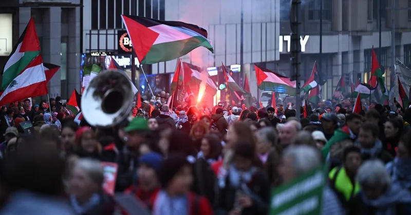 Belçika da binlerce kişi Gazze ye destek gösterisi düzenledi