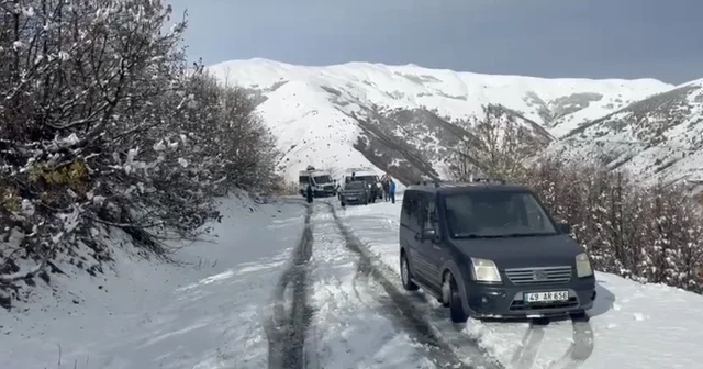Muş ta 14 köy yolu kapandı, 4 araç mahsur kaldı Muş Haberleri