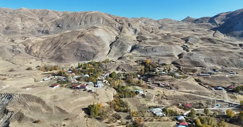 Ezan okuyan imamın davetsiz misafiri kamerada