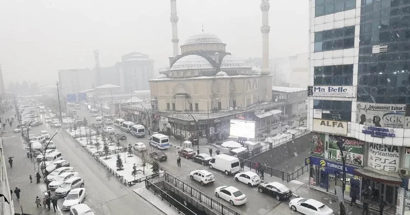 Yüksekova ya mevsimin ilk karı yağdı