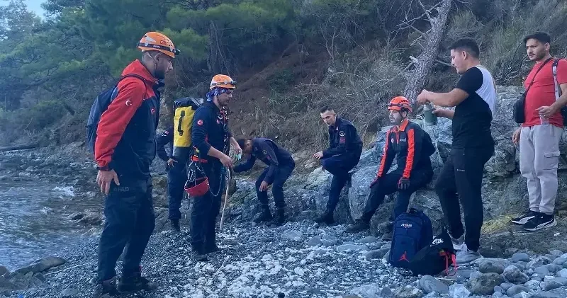 Antalya da dağda mahsur kalan kişiyi AFAD ve jandarma ekipleri kurtardı Gündem Haberleri
