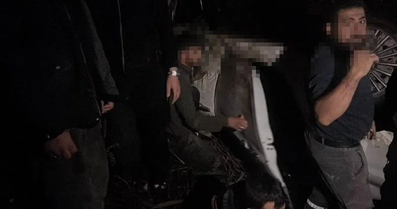 Polisten kaçarken devrilen araçta 9 kaçak göçmen yakalandı!