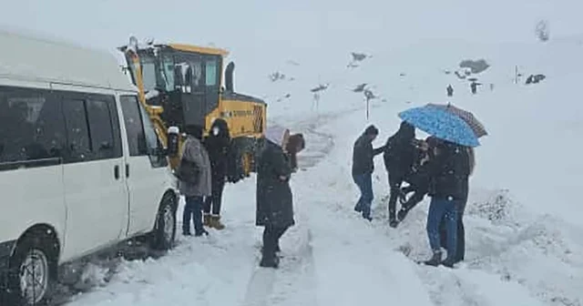 2600 rakımlı bölgede karda mahsur kalan yolcuları belediye ekibi kurtardı Hakkari Haberleri