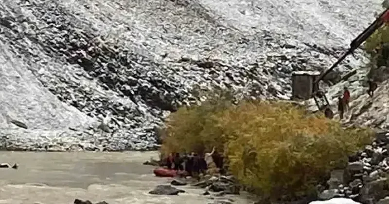 Kayadan kaçan araç Zap Suyu’na düştü: 4 madenci kurtarıldı Hayat Haberleri