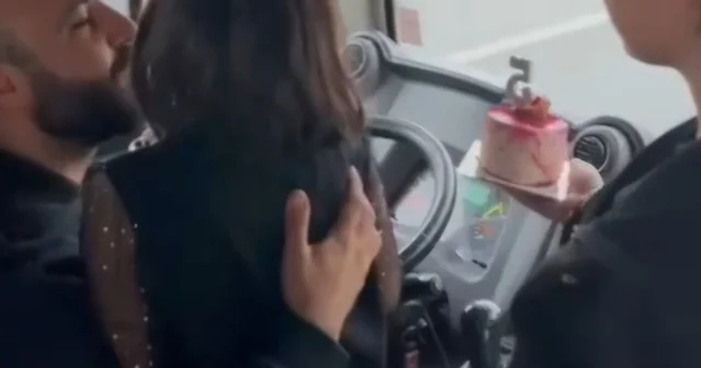 Halk otobüsü şoförü babaya, sefer sırasında kızlarından doğum günü sürprizi Sakarya Haberleri