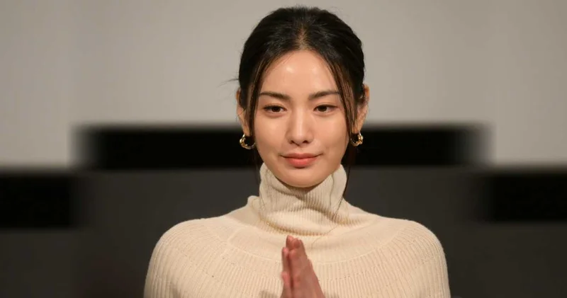 Ünlü şarkıcı annesiyle birlikte silahlı soyguncuyu etkisiz hale getirdi!