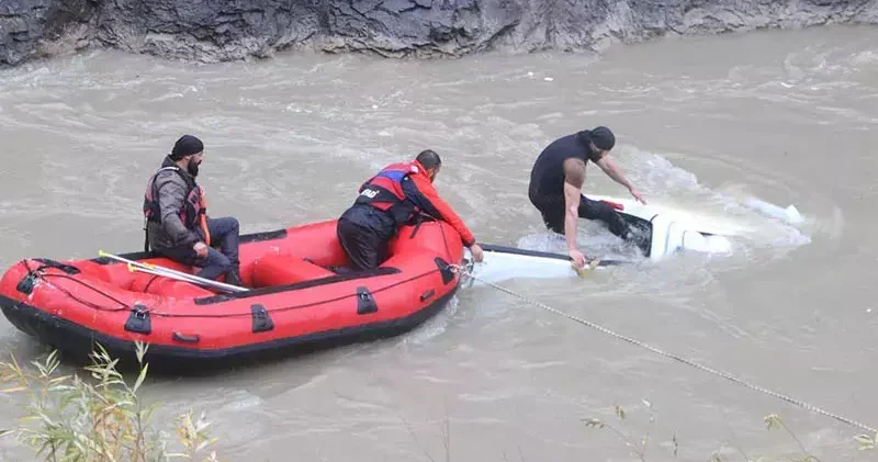 Zap Suyu’na yuvarlanan kamyonetteki 4 kişi, botlarla kurtarıldı