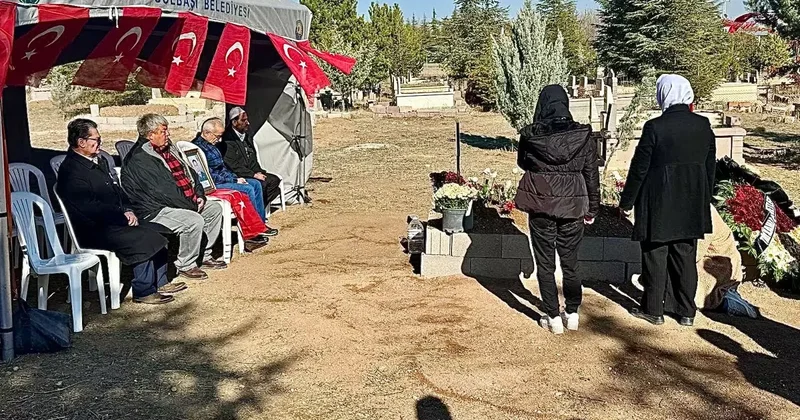Ulaştırma ve Altyapı Bakanı Uraloğlu, şehit Üsteğmen Kandemir in kabrini ziyaret etti