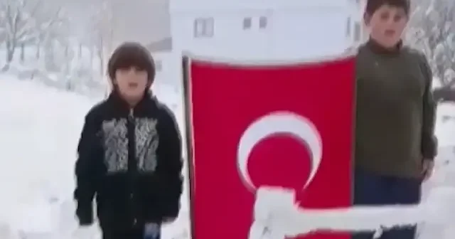 Sivaslı çocuklardan duygulandıran çalışma: Şehitleri anmak için kardan 15 Temmuz Şehitler Köprüsü nü yaptılar VİDEO İZLE