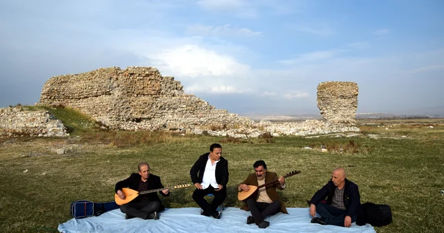 40 yıl önce yüzdükleri alanda, saz çalıp türkü söylediler Van Haberleri