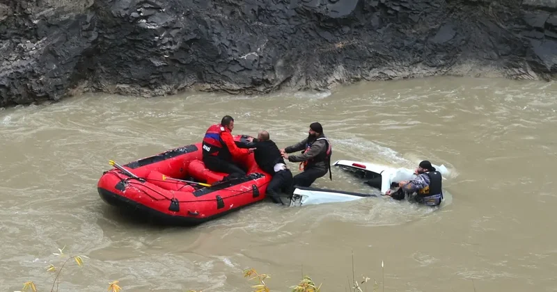 Zap Suyu nda can pazarı! Düşen pikaptaki 4 kişiyi ekipler kurtardı