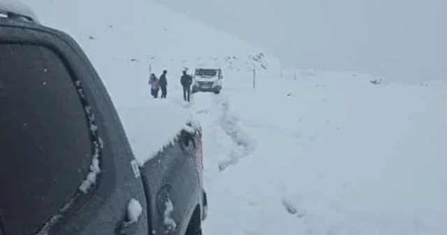 Durankaya Şivekür yolu kar ve tipi nedeniyle ulaşıma kapandı Hakkari Haberleri