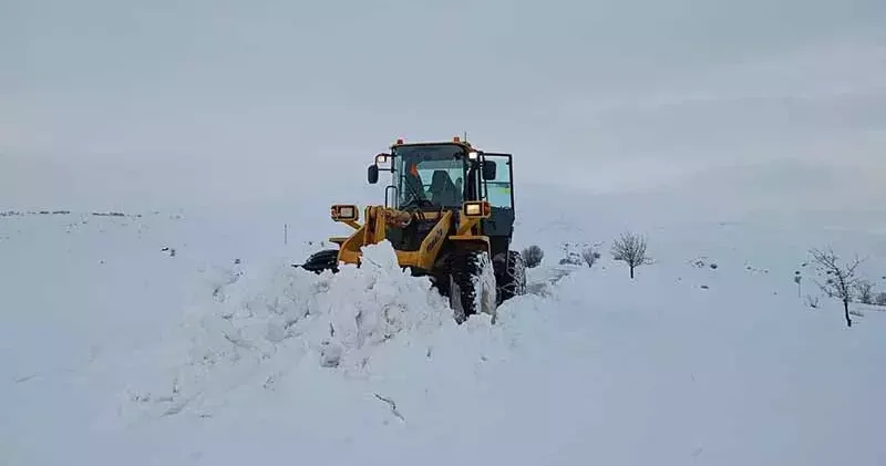Sivas ta 46 yerleşim yerinin yolu, kardan kapalı