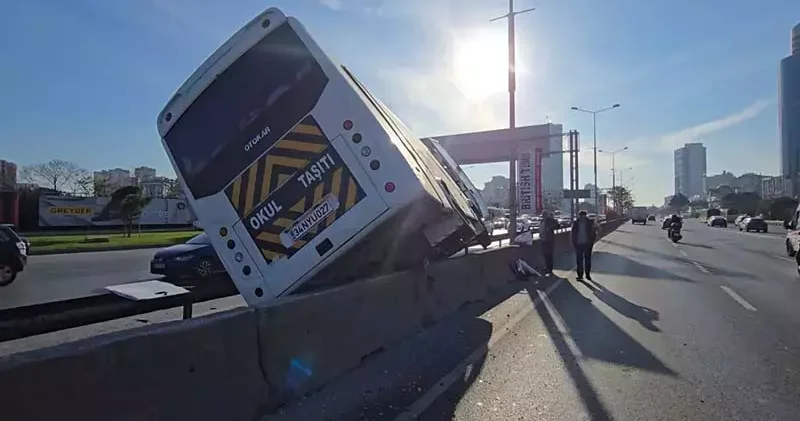 Kadıköy de hafif ticari araca çarpan servis minibüsü yan yattı
