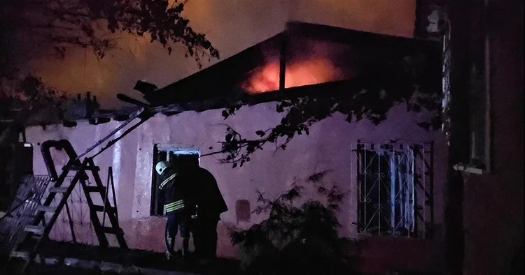 Müstakil evde yangın! Mahsur kalan 2 si çocuk 4 kişi kurtarıldı