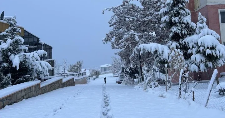 Hava sıcaklığı sıfırın altında 5 dereceye kadar düştü! Yoğun kar yağışı... Uçak seferleri rötar yaptı