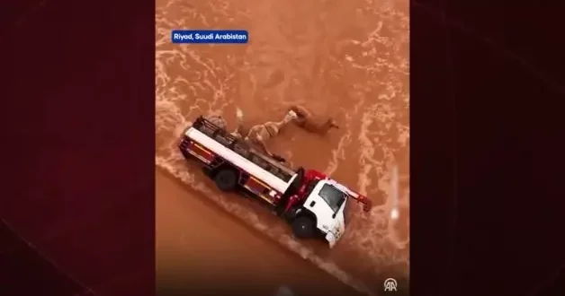 Suudi Arabistan şiddetli yağışlara teslim oldu