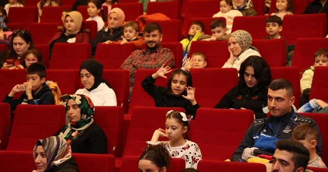 Gebze de Renkli Çoraplı Kuzgun oyunu sahnelendi Kocaeli Haberleri