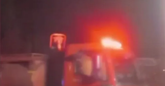 Elazığ da yalıtım fabrikasında yangın: 16 kişi dumandan etkilendi, 1 itfaiye eri yaralandı Elazığ Haberleri