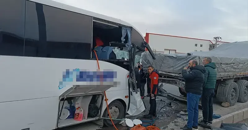 İşçi servisi, park halindeki TIR a çarptı: 22 yaralı